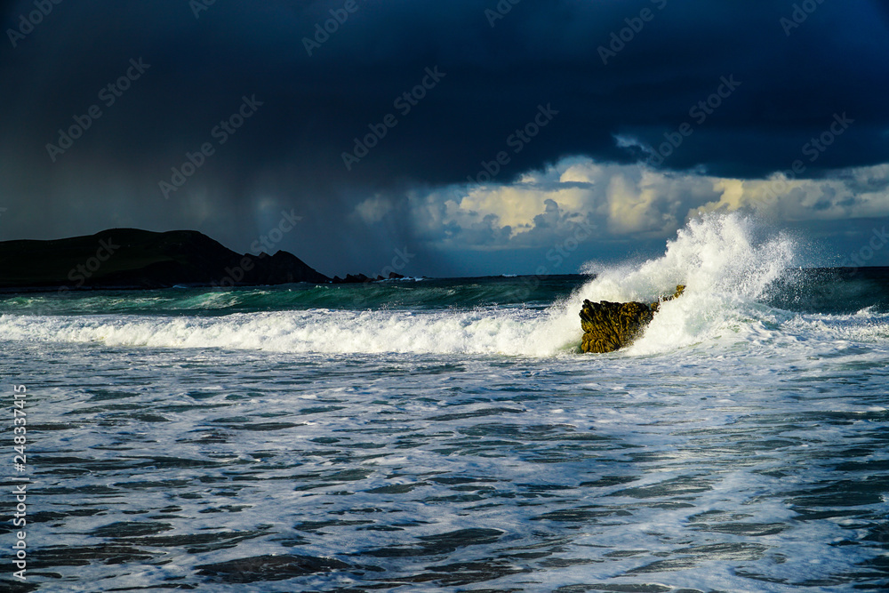 Naklejka premium Waves crashing on a Scottish Beach