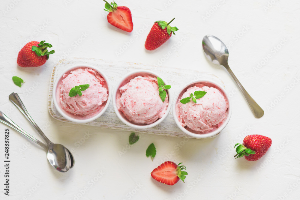 Strawberry ice cream Strawberry ice cream