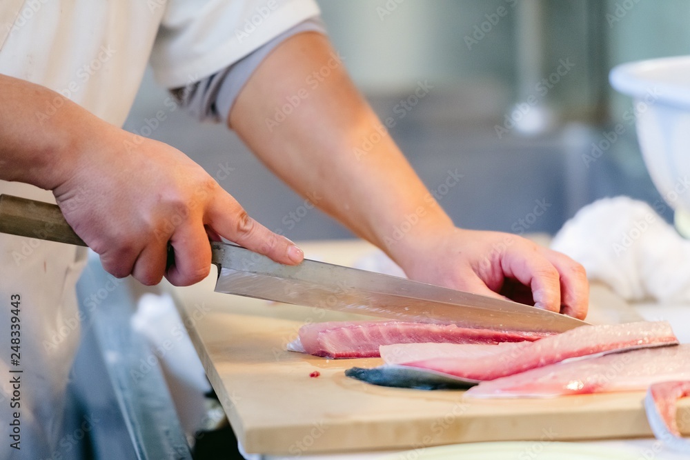 Obraz premium 魚を捌いて調理している様子