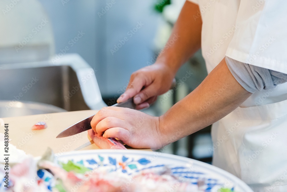 魚を捌いて調理している様子