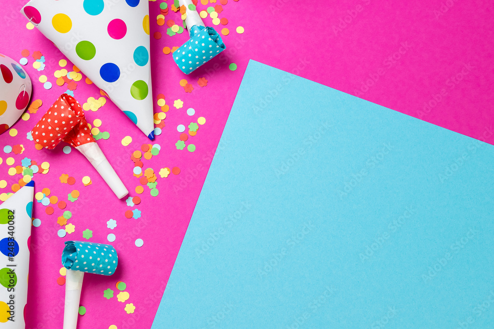 Obraz premium Birthday paper caps with candles and straws on blue background