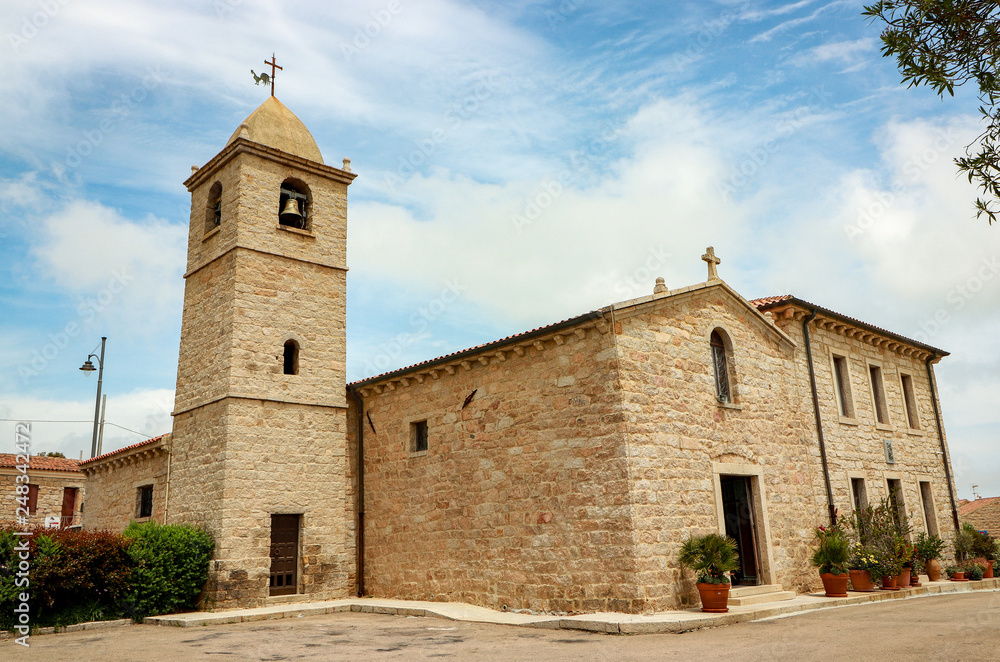 Wunderschöne sardische Kirche in San Pantaleo