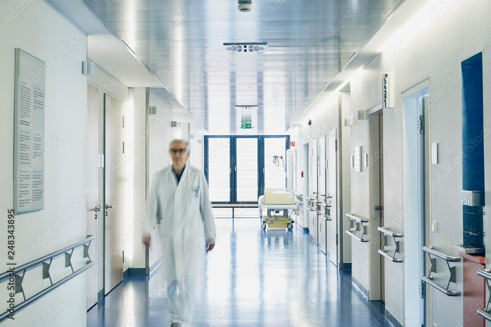Krankenhaus Arzt und Brille unscharf frontal Krankenhaus Arzt und Brille unscharf frontal