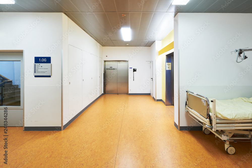 Krankenhaus Bett OP-Schleuse Flur Niemand Stock Photo | Adobe Stock