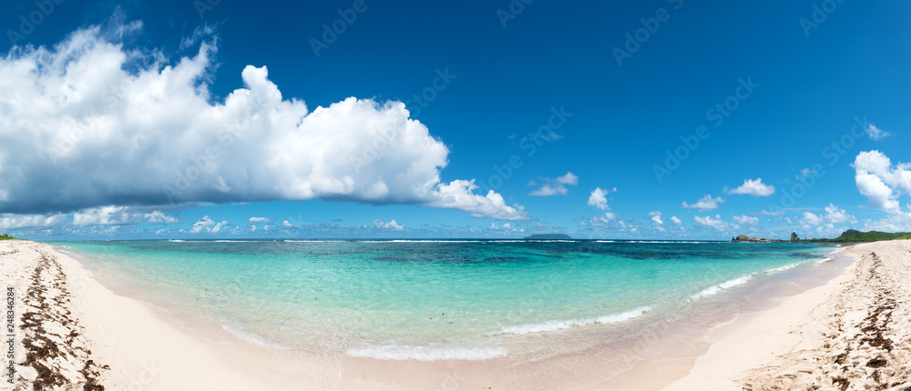 Fototapeta premium La Pointe des Chateaux (Castles headland) is a peninsula that extends into the Atlantic Ocean from the Eastern coast of the island of Grande-Terre, in Guadeloupe, french West Indies.Panoramic view.
