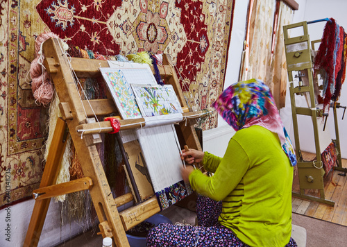 Konstfotografi Persian carpet tailoring women in headcloth