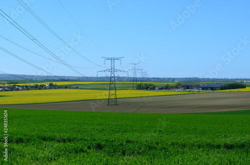 Ligne haute tension dans la Plaine de Caen ( Région d'Evrecy - Normandie)