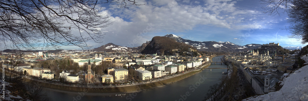 Panoramablick vom Mönchsberg auf die Stadt Salzburg