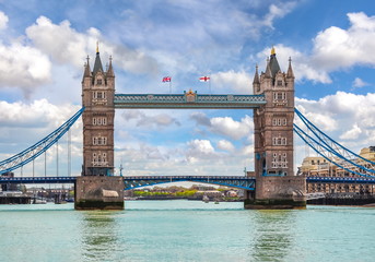 Fotobehang Tower Bridge Historische Tower Bridge in Londen  © Mistervlad