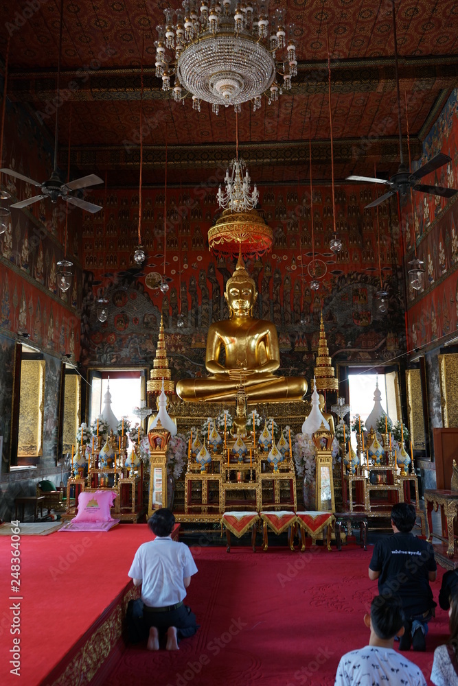 Personnes priant boudha au golden mount Bangkok
