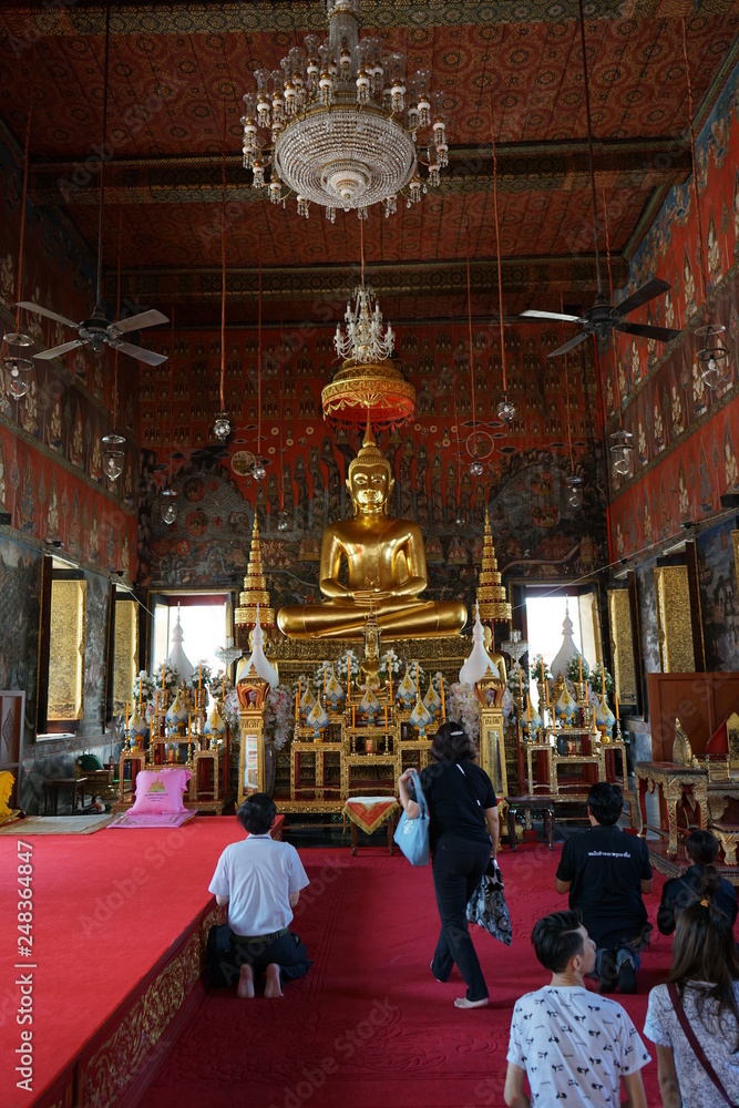 Personnes priant boudha au golden mount Bangkok