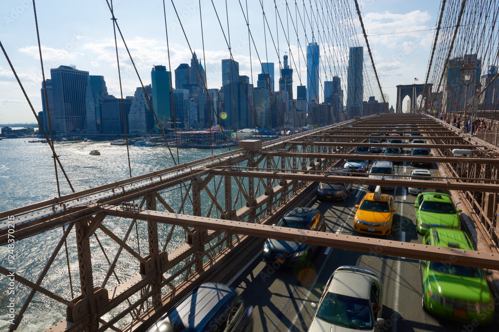 Fototapeta premium Traffic on the Brooklyn Bridge New York City 