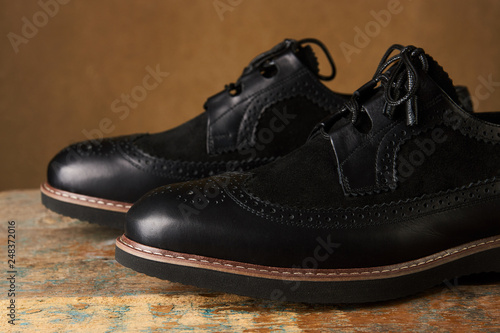 The groom is gathering in the morning. Men's Black classic leather shoes