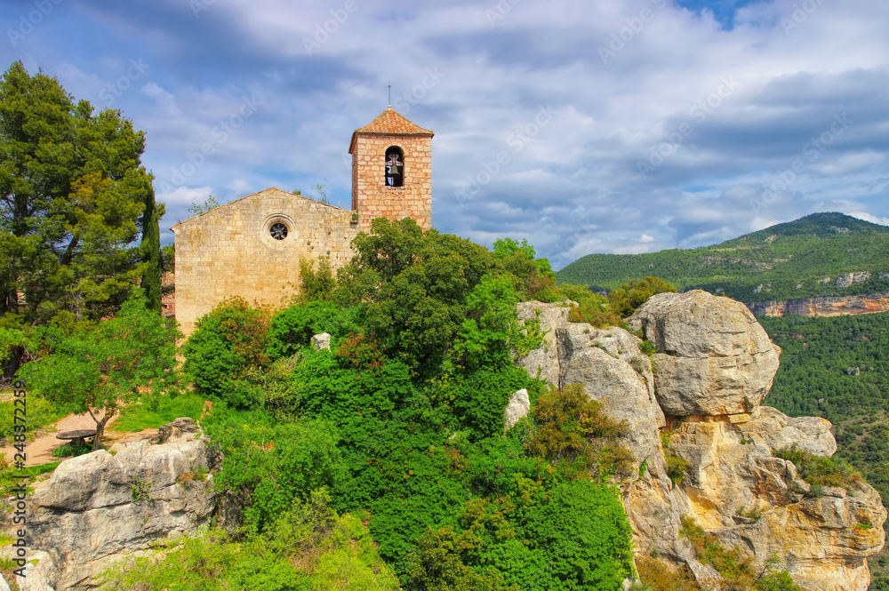 Ansicht der romanischen Kirche von Santa Maria de Siurana in Katalonien, Spanien - View of the Romanesque church of Santa Maria de Siurana in Catalonia