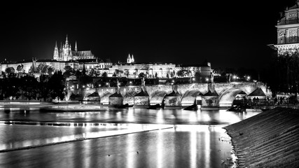 Tuinposter Zwart wit Karelsbrug Praag bij nacht zwart-wit  © twingomaniak