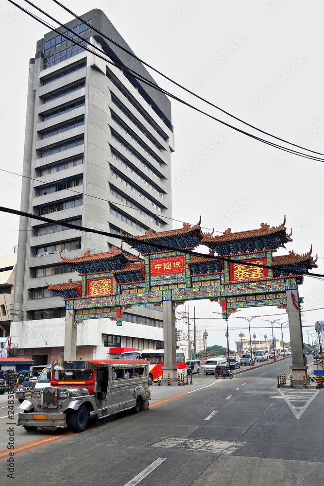 Arch at the entrance to Binondo-Chinatown from Jones bridge. Manila-Phiilippines-0987