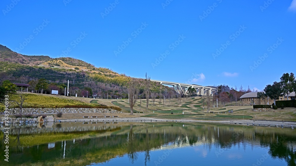 青空バックに映り込みがきれいな広々とした公園の情景 青空バックに映り込みがきれいな広々とした公園の情景