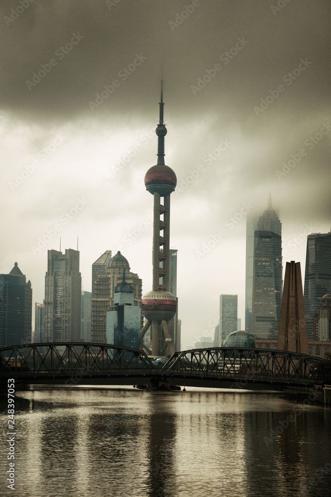 Naklejka premium Shanghai city skyline view with overcast sky