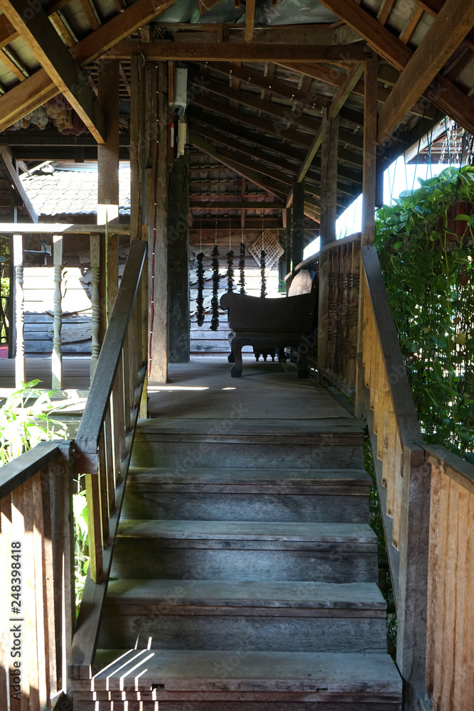 Escaliers et passerelle bois dans une maison ancienne en Thaîlande
