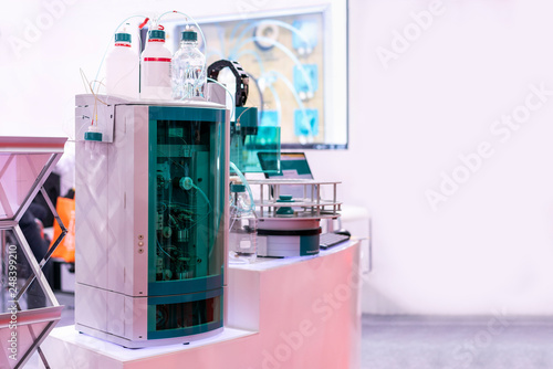 Tableau sur toile advanced ion chromatography device of lab for separation of a mixture by passing