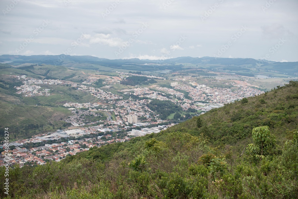 Ciudad vista desde una montaña Ciudad vista desde una montaña