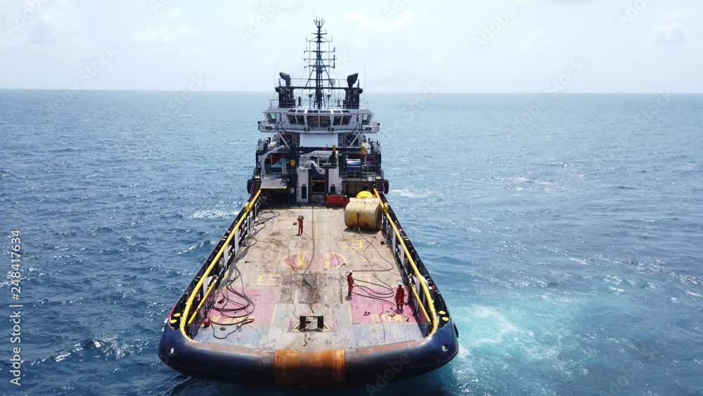 Vídeo do Stock Anchor handling vessel pulling an anchor and wire to