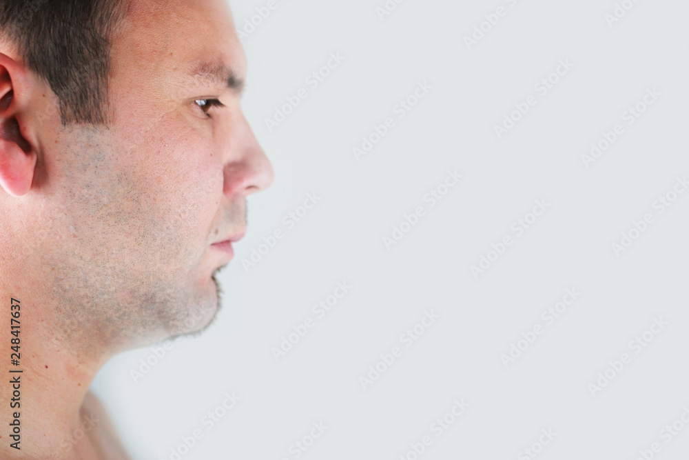 Obraz premium bearded man shaving