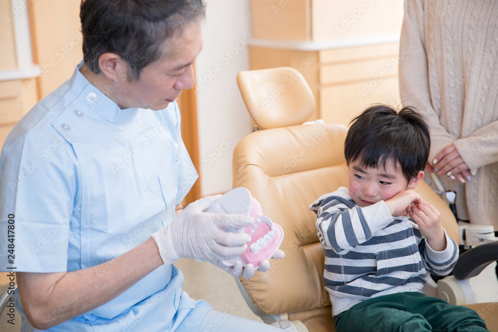Fototapeta premium 歯医者が嫌いな子供