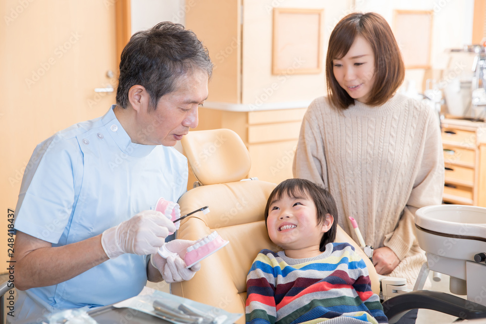 歯磨き指導を受ける子供 歯磨き指導を受ける子供