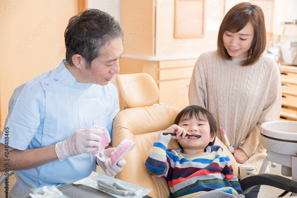 Obraz premium 歯磨き指導を受ける子供