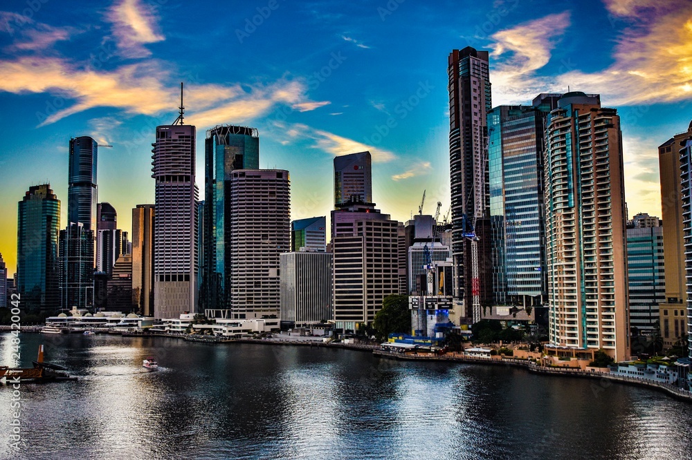 Naklejka premium 川と高層ビル