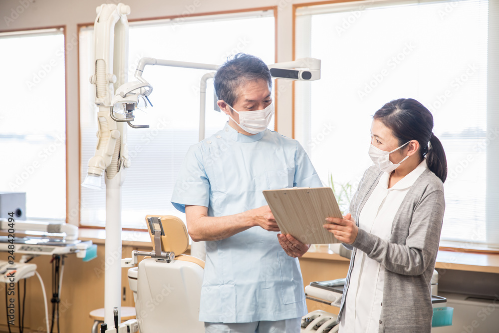 談笑する歯医者スタッフ 談笑する歯医者スタッフ