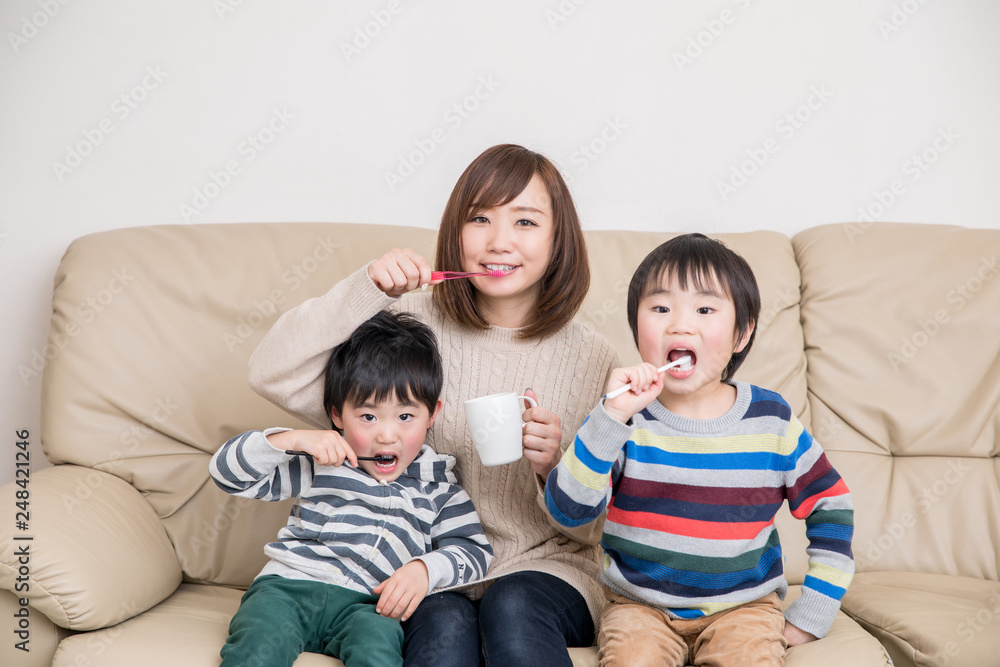 歯みがきする親子 歯みがきする親子