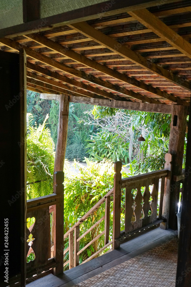 Terasse ombragée et escalier, maison ancienne de Thaïlande Terasse ombragée et escalier, maison ancienne de Thaïlande