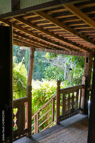 Terasse ombragée et escalier, maison ancienne de Thaïlande