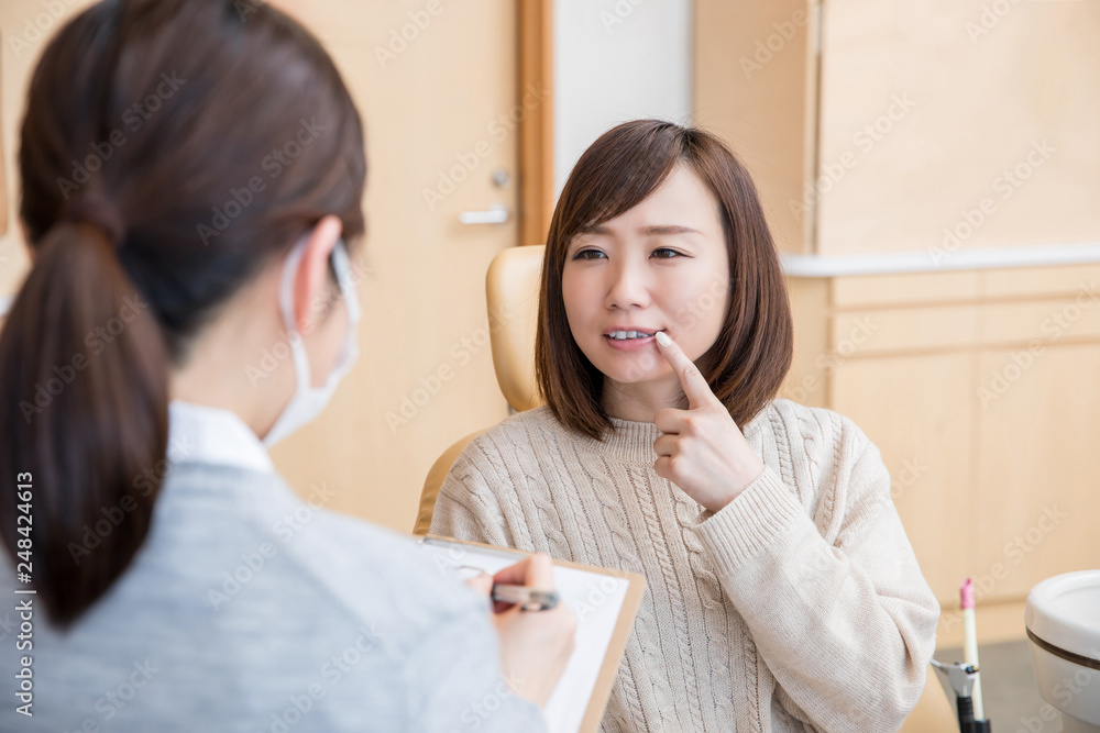 虫歯を見てもらう女性 虫歯を見てもらう女性