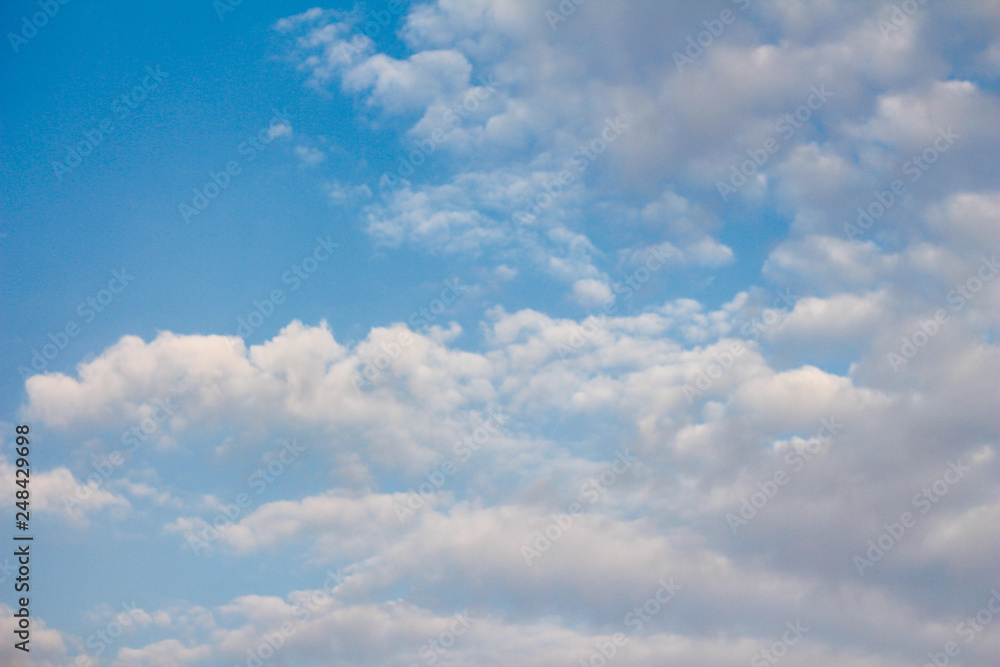 Fototapeta premium chmura z niebieskim niebem.