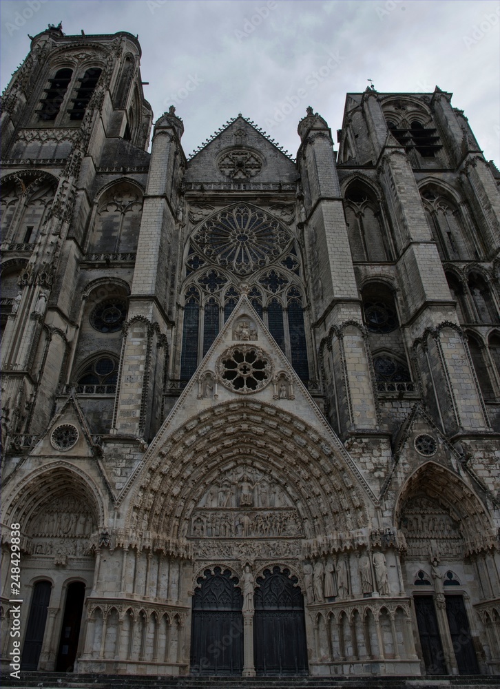Façade la cathédrale Saint-Étienne de Bourges, Cher, France