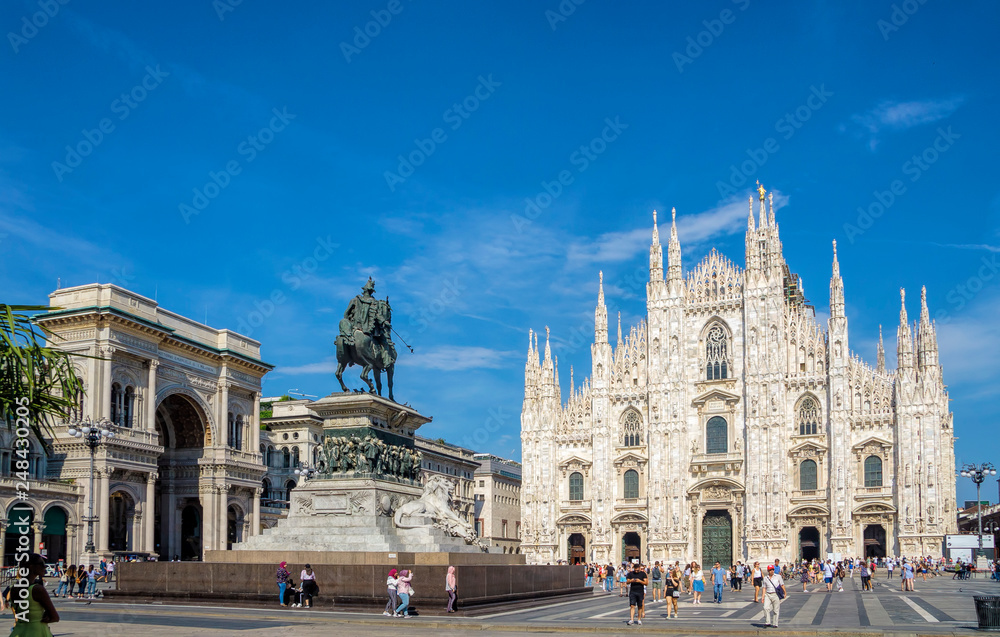 Naklejka premium Katedra w Mediolanie (Duomo di Milano) i pomnik konny Vittorio Emanuele II na placu katedralnym w Mediolanie, Lombardia, Włochy. Słynna atrakcja turystyczna w Mediolanie we Włoszech.