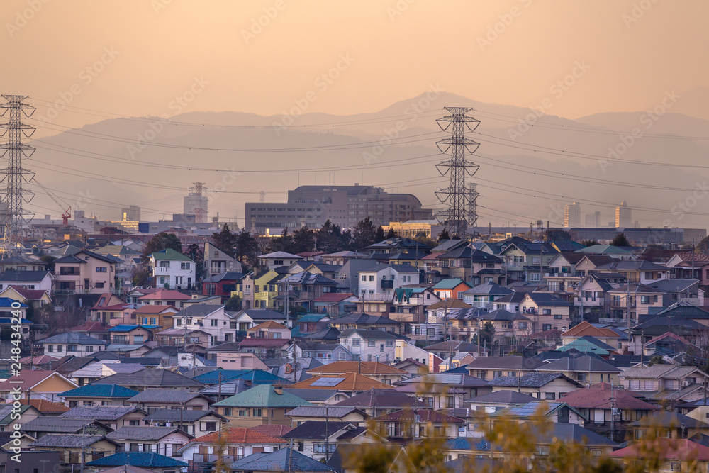Obraz premium 横浜郊外から見る夕暮れの住宅街と山