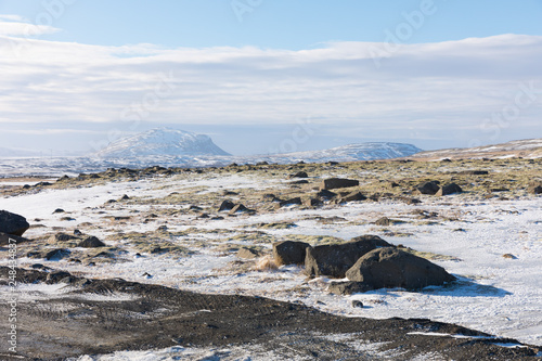 Schneebedecktes Lavagestein in Island