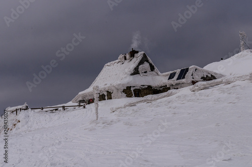 Fototapeta Naklejka Na Ścianę i Meble -  schronisko Bieszczady 