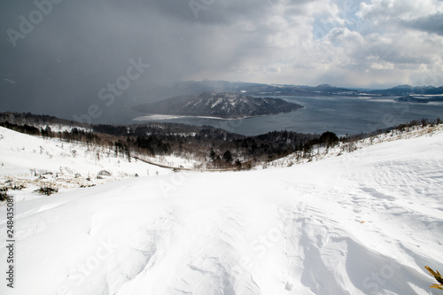 冬の地吹雪の美幌峠から見た冬の屈斜路湖 （北海道・弟子屈町）