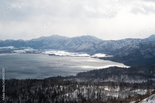 冬の地吹雪の美幌峠から見た冬の屈斜路湖　（北海道・弟子屈町） © tatsuo115