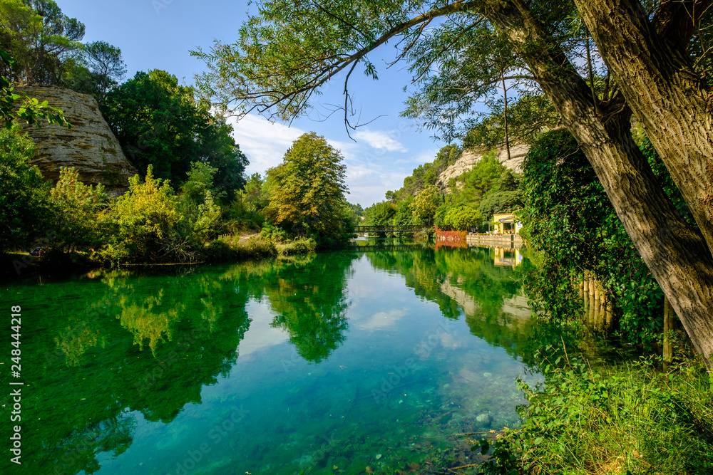 Village de Fontaine-de-Vaucluse, Provence, France. La rivière Sorgue en été. Paysage coloré en vert.	