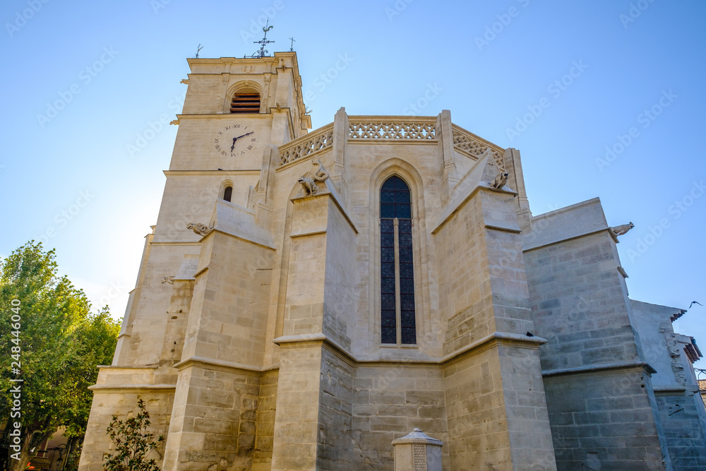 Vue sur le façade et la tour horloge d'église catholique principale de ville L'Isle-sur-la-Sorgue. France.