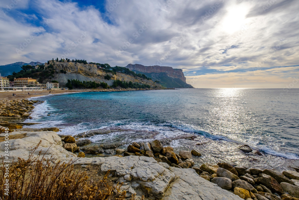 Naklejka premium Plage de village de Cassis, Provence, France. Vue sur la falaise Cap Canaille. 