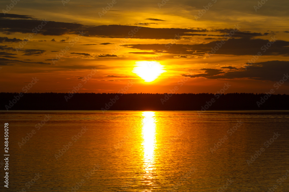 Obraz premium Golden sunset on the lake