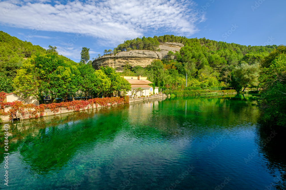 Village de Fontaine-de-Vaucluse, Provence, France. La rivière Sorgue en été. Paysage coloré en vert.	