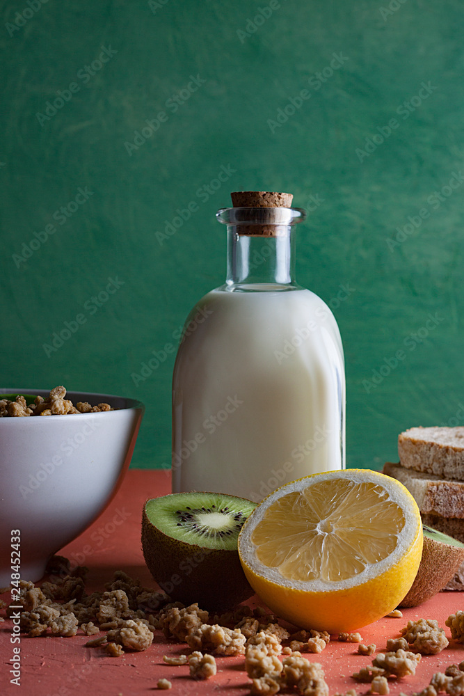 BOTELLA DE CRISTAL DE LECHE CON KIWI, LIMON Y BOL BLANCO CON CEREALES MUESLI BOTELLA DE CRISTAL DE LECHE CON KIWI, LIMON Y BOL BLANCO CON CEREALES MUESLI